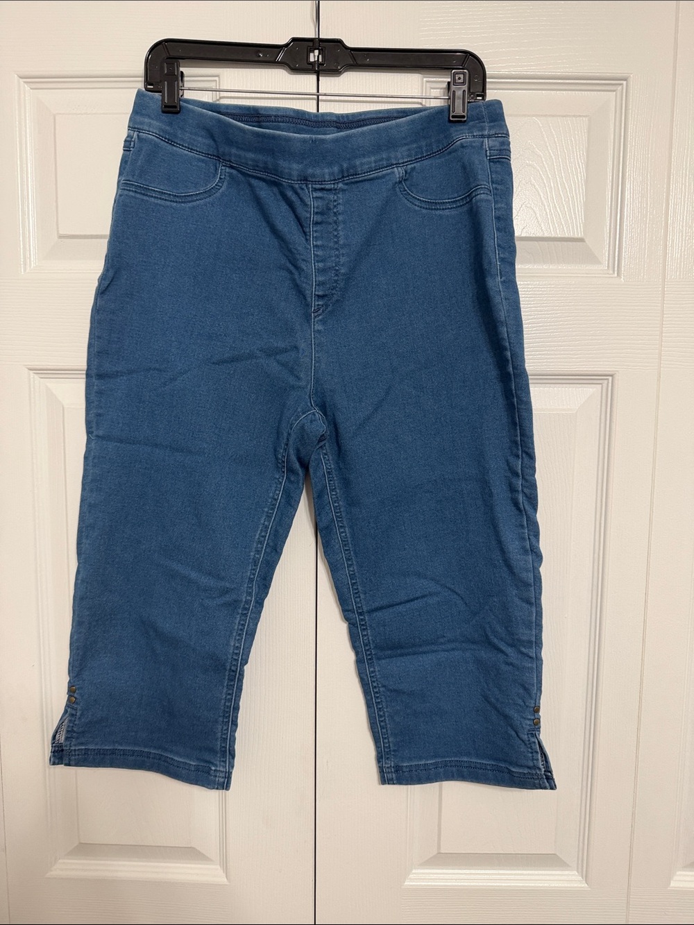 Woman’s Knit Denim Capri Pants
